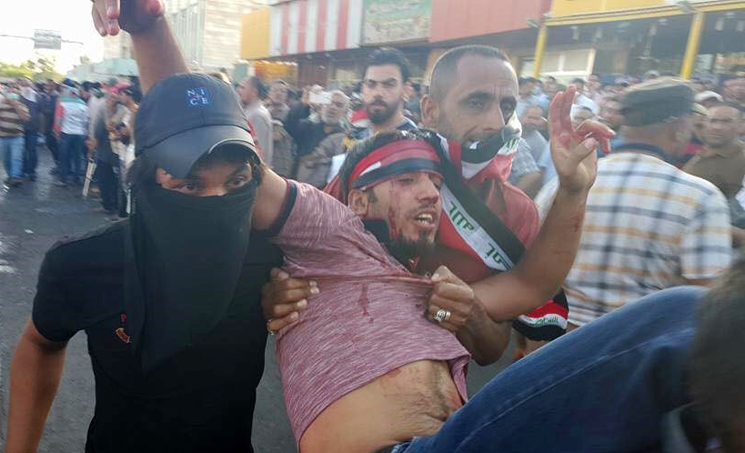 به‌ وێنه‌.. خۆپیشانده‌رانی به‌غدا هه‌ڵیانكوتایه‌ سه‌ر باڵه‌خانه‌ی ئه‌نجوومه‌نی وه‌زیران